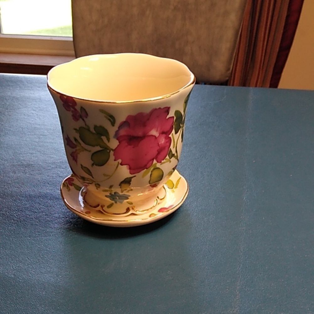 Nantucket Home Flower Planter/Saucer Porcelain gold trim Cottagecore
